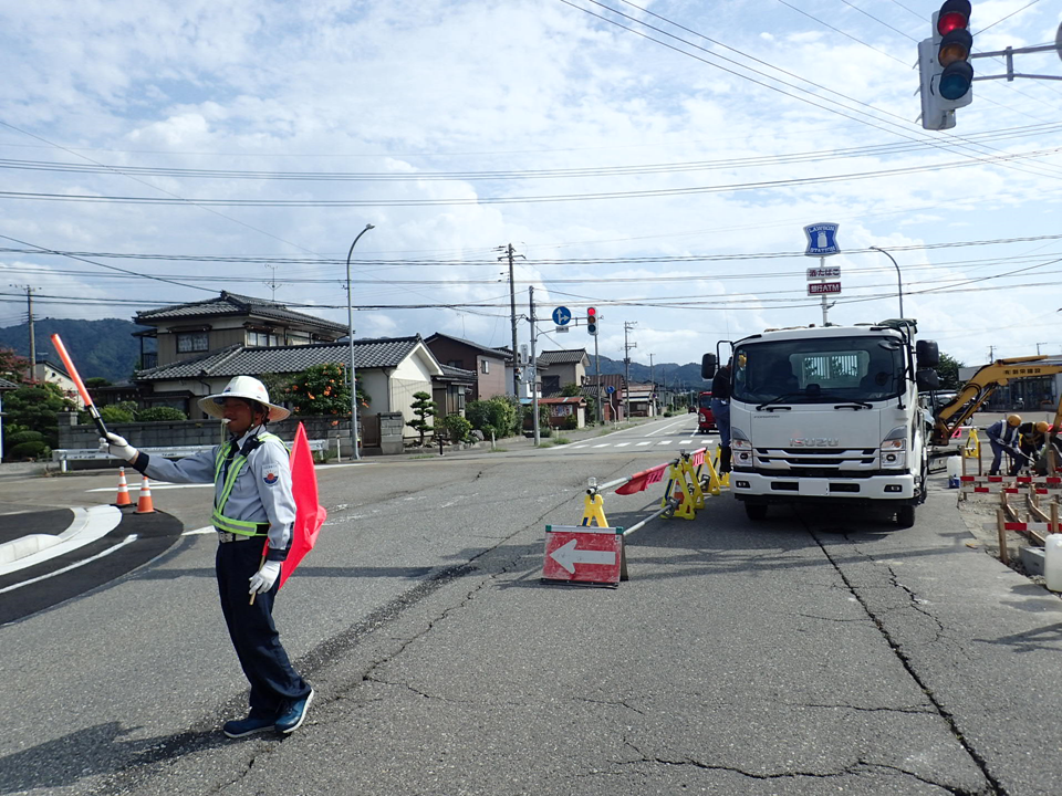 交差点で片側交互通行 | 株式会社サンプラス下越