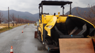 舗装工事現場の片側交互通行