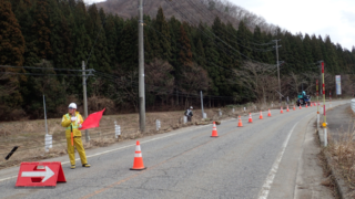 立木の伐採で交通誘導